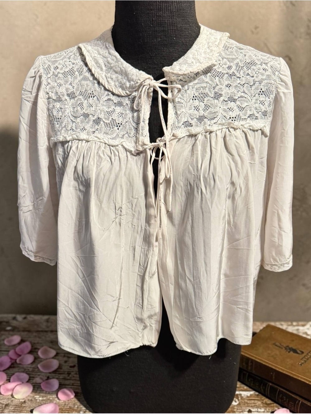 Vintage 50’s double tie bed jacket with lace trim sz lg